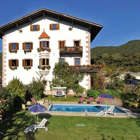 Garni Tschutscherhof Bed & Breakfast 3*